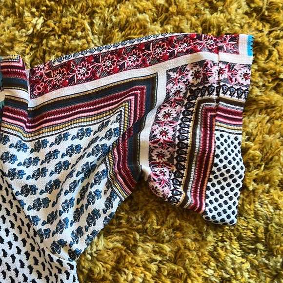 A short sleeves cardigan with fringed bottom. - Picture 4 of 4